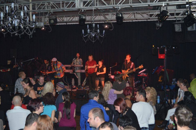 FREAKOUT 6 COVER BAND or D J Roy with Drums — photo 4