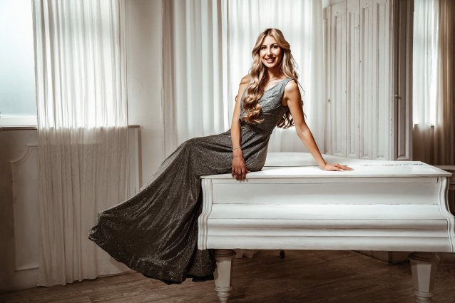 Victoria July live singer — photo 9